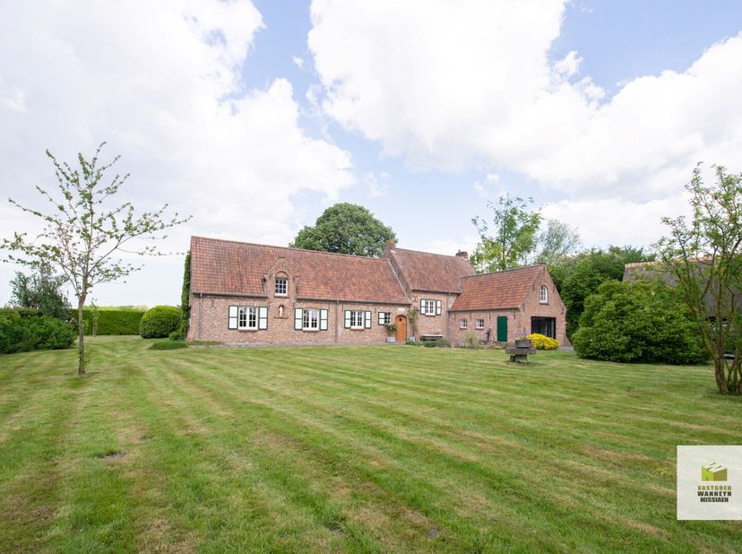 Op een unieke ligging vindt u dit karaktervolle landhuis op een afgesloten domein van 3.000m2. Via de landweg komt u tot bij de automatische poort die
