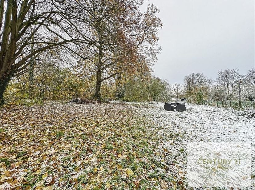Century 21 Immo Dewaele presenteert u met trots dit prachtige perceel grond in Nijvel, met een groot potentieel om uw vastgoedprojecten te realiseren.