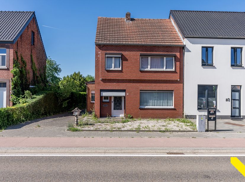 Te renoveren woning op een ruim perceel.&lt;br /&gt;
We betreden deze woning via een charmante en ruime inkomhal en gaan vervolgens door naar de lichtrijke