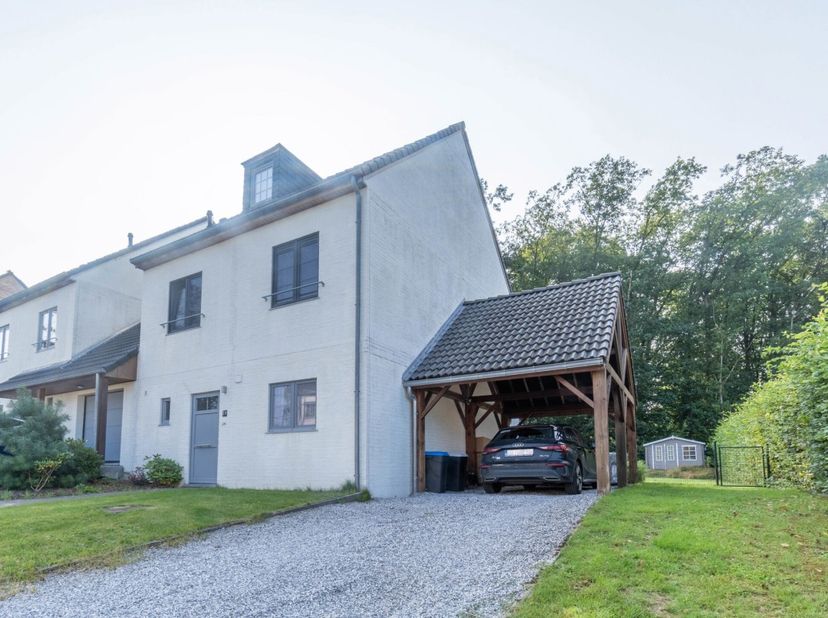 *** OPTION - DANS L&#039;ATTENTE DE LA SIGNATURE DU COMPROMIS ***  Charmante maison de 155m² habitables nichée dans un clos résidentiel dans le hameau de P