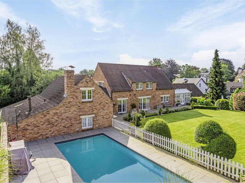 Schitterende klassieke villa gelegen op een perceel van +/-22a73ca, perfect gesitueerd in het hart van de Marnixwijk in Overijse. Deze woning is uiter