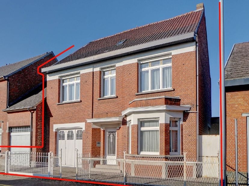 In het centrum gelegen woning op een perceel van 8a49ca en achteraan palende aan de Kempenlaan. Zuiden vooraan.&lt;br /&gt;
De woning omvat: kelder, inkomha