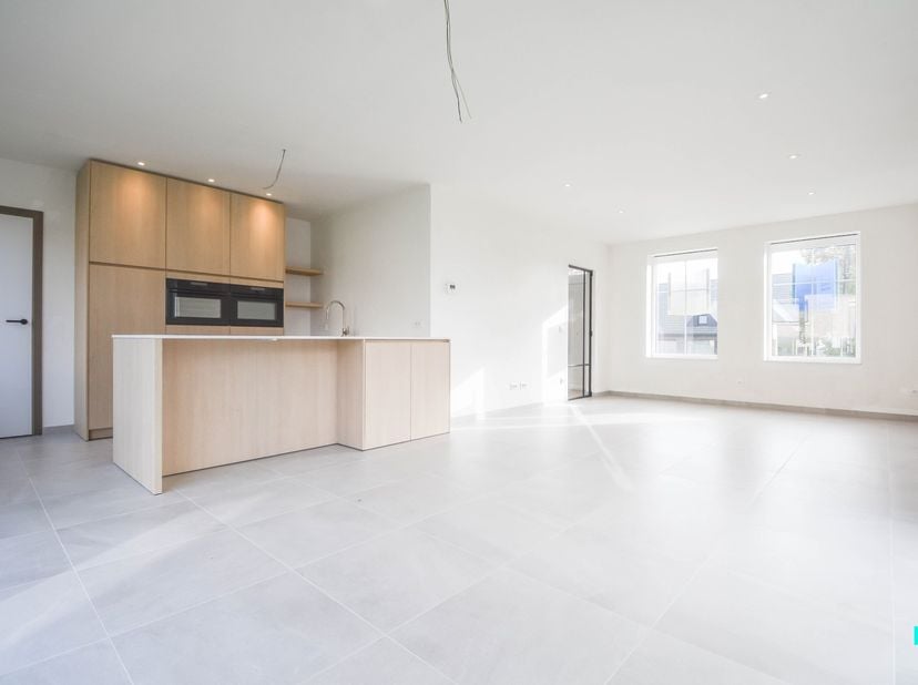 Ontdek deze landelijk gelegen, nieuwbouw eengezinswoning met drie volwaardige slaapkamers op een perceel van 444 m² te Hooglede. De bewoonbare oppervl