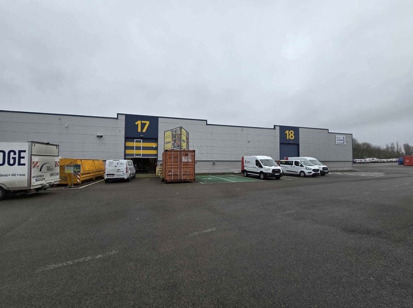 Espace de stockage de 1.152m² à louer. Cet entrepôt dispose d&#039;une hauteur libre de 6 mètres, d&#039;une grande porte sectionnelle, du chauffage, d&#039;un sol e