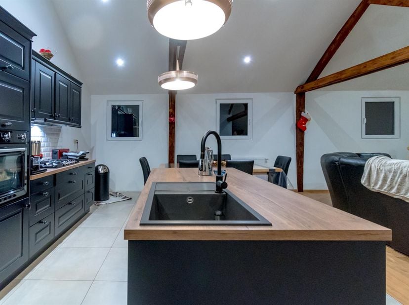 Spacieuse maison de commerce avec appartement à vendre à Châtelet&lt;br /&gt;
Référence agence : v6031-1706&lt;br /&gt;
Visite virtuelle : https://fr.envisite.net