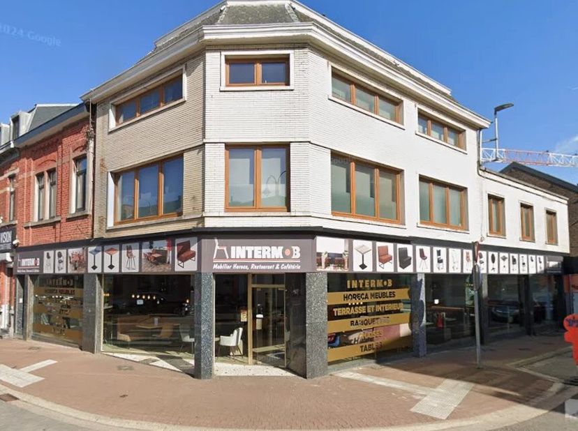 Situé proche de toutes les commodités (commerces, transports en commun, écoles, etc.), nous proposons à la location un appartement entièrement neuf.&lt;b