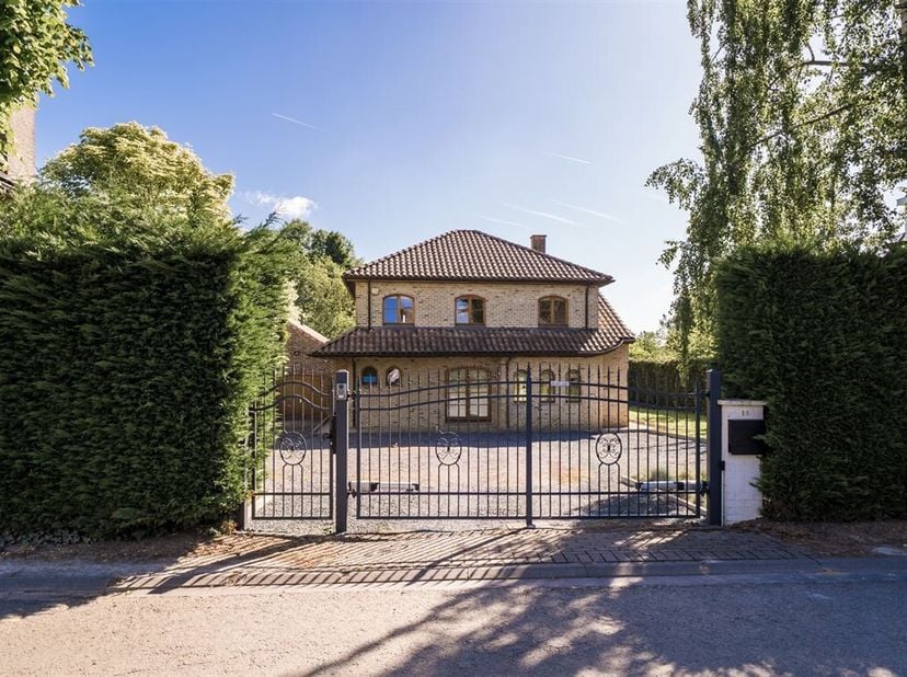 Belle villa (+/- 200m²) construite en 2002 sur un terrain unique de +/- 27A sur un emplacement de choix dans un cul-de-sac. Voie d&#039;entrée spacieuse av