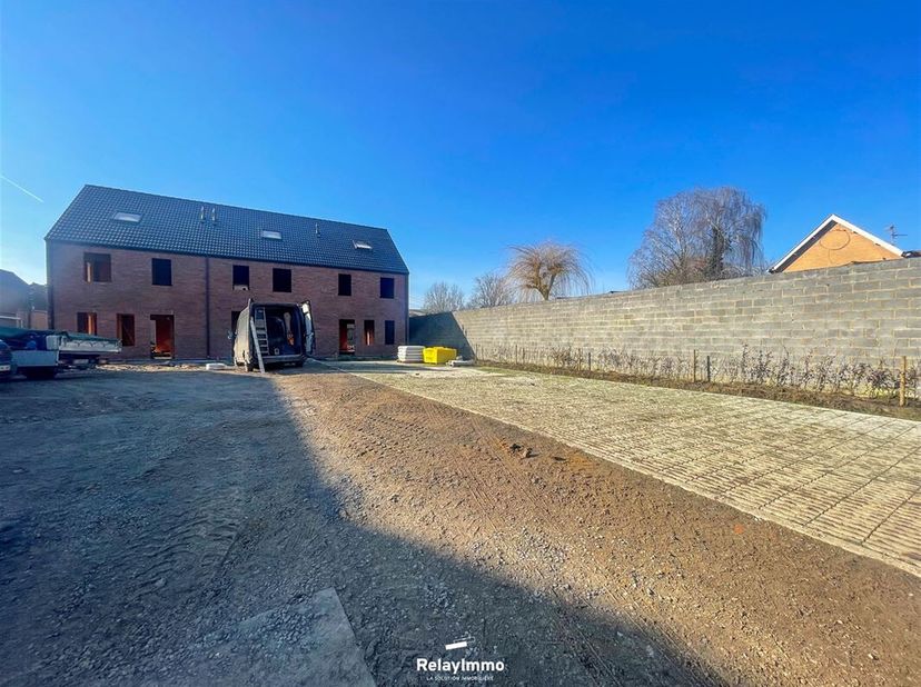 Nouvelle maison une mitoyenneté (Lot 7) avec trois chambres (poss quatre et bureau - OPTION), une salle de bain, deux emplacements de parking et jardi