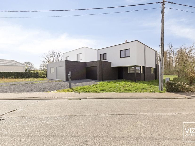 Deze hoogwaardig afgewerkte driegevel nieuwbouwwoning met 3 ruime slaapkamers en 2 badkamers biedt alle comfort en rust. Beneden vinden we een lichtri