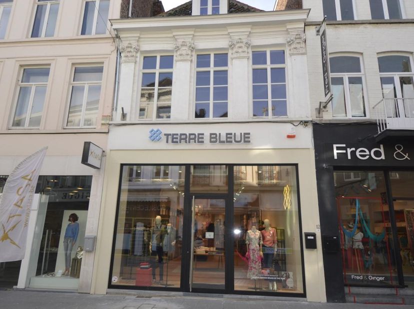 Dit aantrekkelijke handelspand is uitstekend gelegen in het centrum van Kortrijk, in de bruisende Korte Steenstraat. Het gelijkvloers beschikt over ee