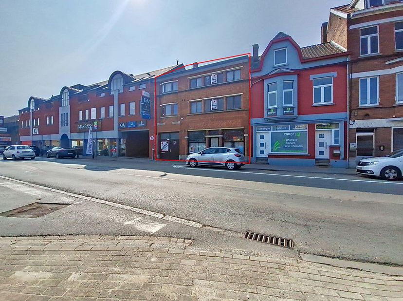 Immo Dussart heeft het genoegen u deze commerciële woning voor te stellen, gelegen in een levendige buurt. Dit pand biedt een uitzonderlijk potentieel