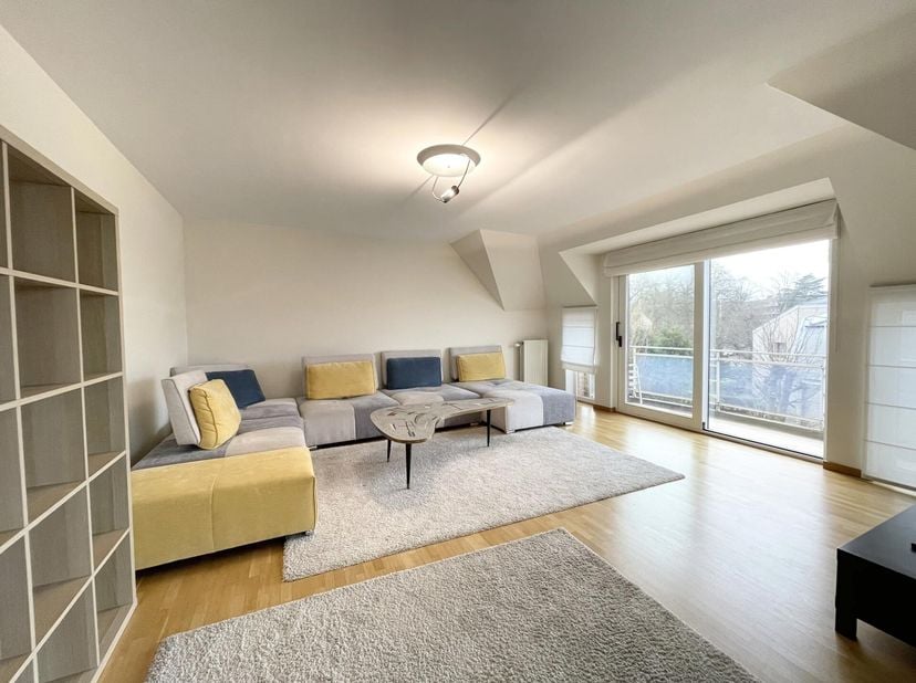 WOLUWE-SAINT-PIERRE, à proximité de le place Dumon (Métro Stockel). Superbe APPARTEMENT meublé (3ch/1bur/2sdb) de 210 m² avec deux garages et terrasse