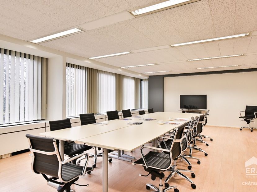 ERA Chatelain biedt u 606 m² kantoorruimte, ideaal gelegen in de onmiddellijke nabijheid van de Europese instellingen, een strategische locatie voor u