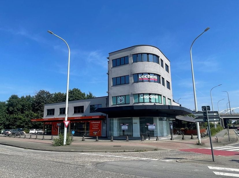 Kantoor gelegen op supercentrale ligging in Schoten op de splitsing tussen de Bredabaan en de Kapelsesteenweg. Gelegen in een modern bedrijfsgebouw vo