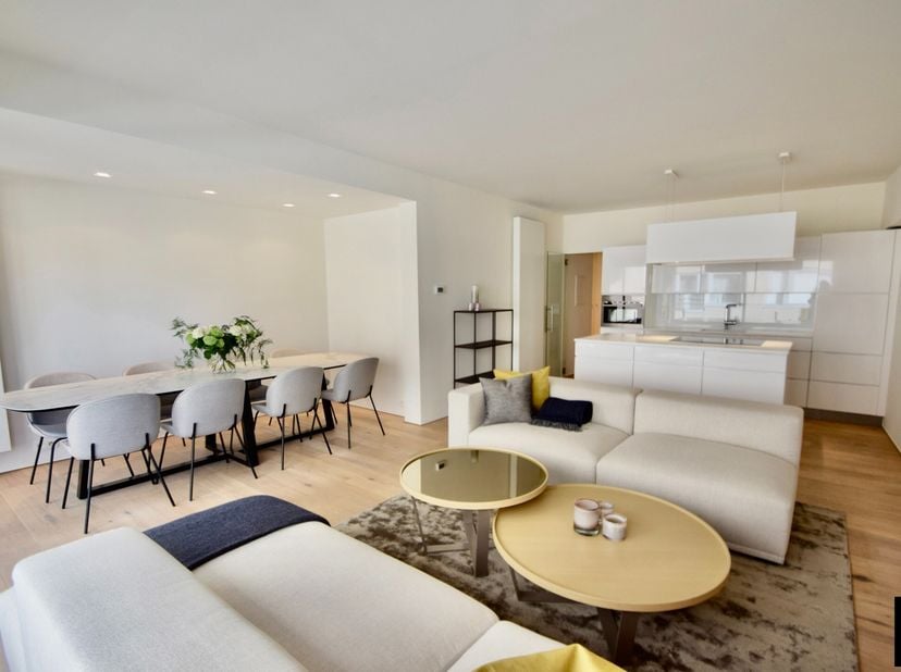 Dit modern appartement met zijdelings zeezicht is ideaal gelegen, vlakbij de winkels in de Kustlaan en op enkele stappen van het strand en de zee.&lt;br