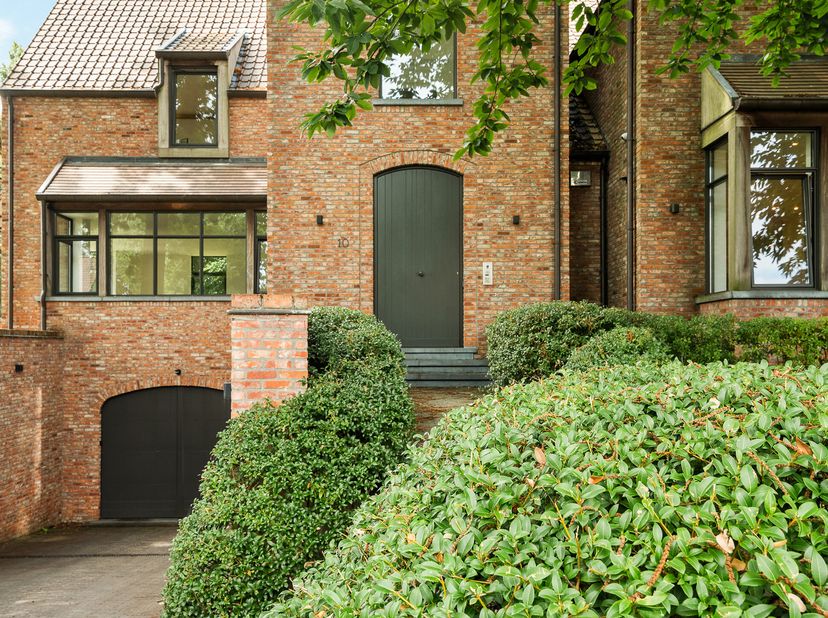 Deze prachtige architectenwoning (Luc Toelen) werd gebouw met oog voor detail, is volledig onderkelderd, en dit op een TOPLOCATIE aan de voet van het