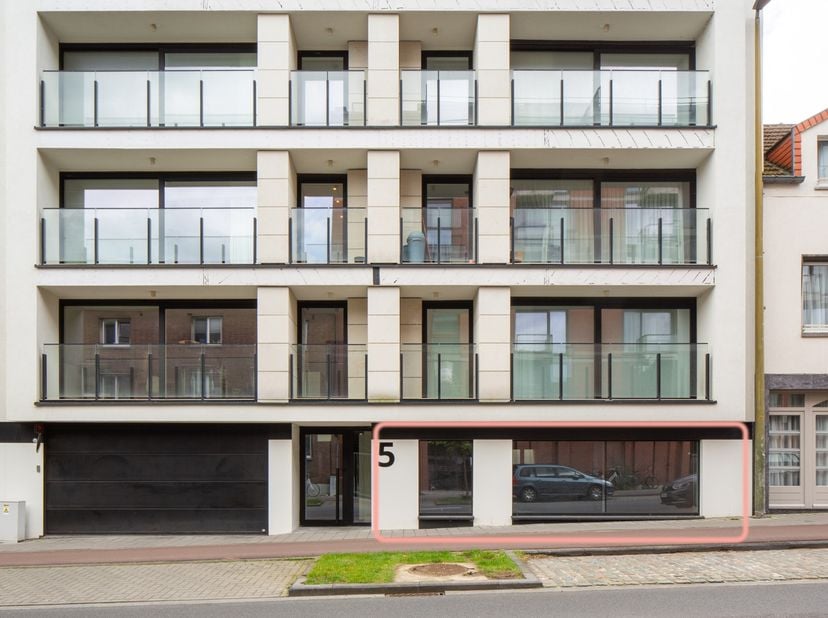 Deze casco commerciële ruimte van ongeveer 90 m² biedt de ideale plek om jouw zaak op te starten of verder uit te bouwen. De ruimte is ideaal voor de