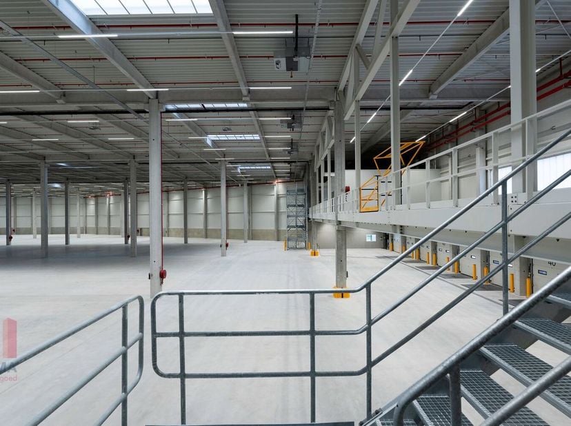 Nieuwbouw logistiek magazijn van 11.560 m² in combinatie met 955 m² mezzanine en 250 m² kantoren te huur en dit alles in een groene omgeving. Uitsteke