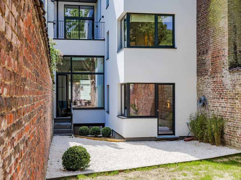 VICTOIRE-JUNOT vous propose un magnifique rez de chaussée en triplex  meublé dans une maison de maître, entièrement remis à neuf au cur du Chatelain.3