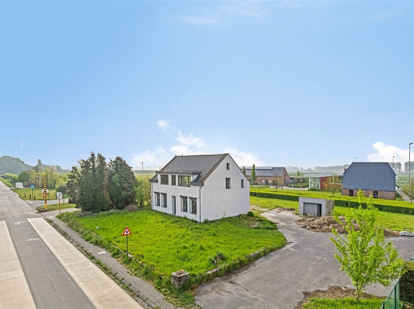 Cette maison semi-casuelle est très calme et rurale sur un terrain d&#039;environ 1 887 m² à Oud Arenberg, près de la place du marché. L&#039;emplacement est id