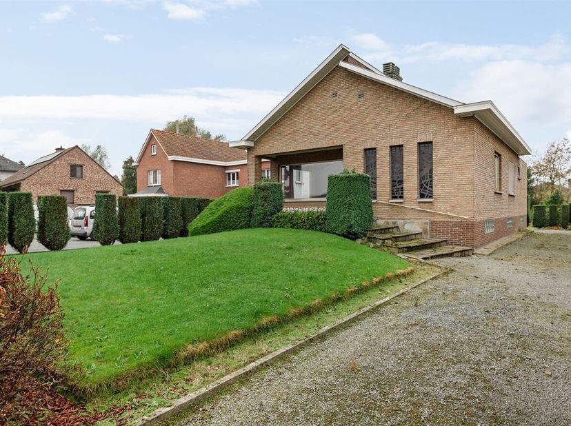 Charmante villa (219m²) voorzien van 2 slaapkamers, aangelegde tuin inpandige garage/ opslagplaats op toplocatie te Kontich!&lt;br /&gt;
Indeling: Inkomhal,