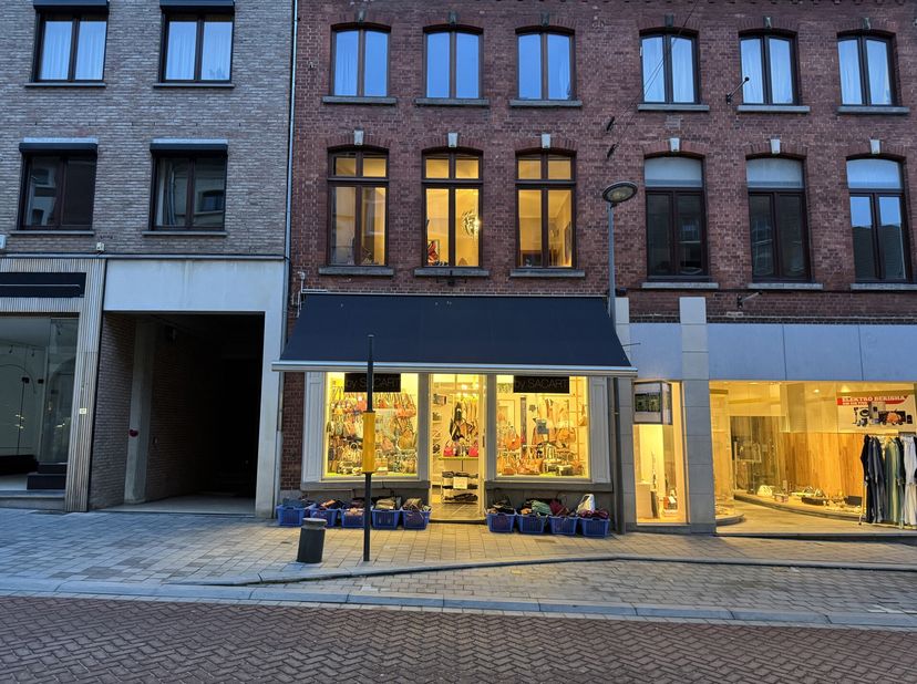 Deze prachtige winkelruimte met woonst bevindt zich midden in het commerciële stadscentrum van Tienen. Het pand werd volledig gerenoveerd in 2012 met