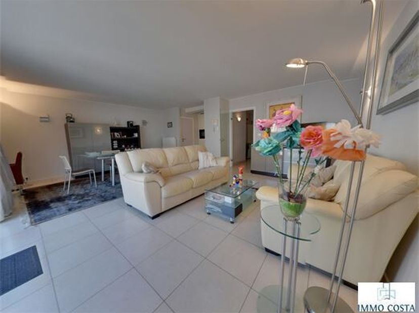 TE KOOP: Ruim appartement in Middelkerke&lt;br /&gt;
Dit instapklare appartement uit 2001 ligt op slechts één straat van de zeedijk.&lt;br /&gt;
De lichtrijke woo