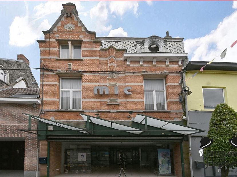 Situé au coeur de Hamme, dans un emplacement extrêmement central avec une excellente visibilité et accessibilité, ce bien commercial polyvalent offre