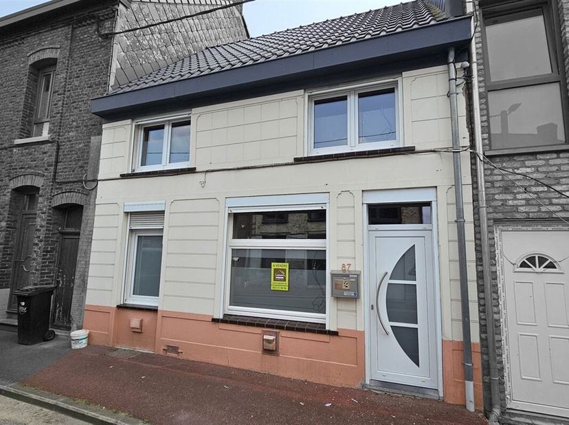 SOUS OPTION - PLUS DE VISITE - Prix:  Offre à partir de 115.000 euros, frais d&#039;agence non inclus et à charge de l&#039;acquéreur.&lt;br /&gt;
Maison à rafraichir