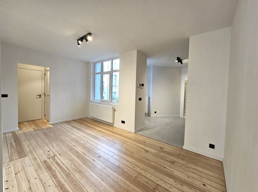 RUE AUX LAINES. Volledig gerenoveerd appartement. EERSTE BEZETTING NA RENOVATIE. Entree, hal, woonkamer met volledig uitgeruste keuken, toilet, slaapk