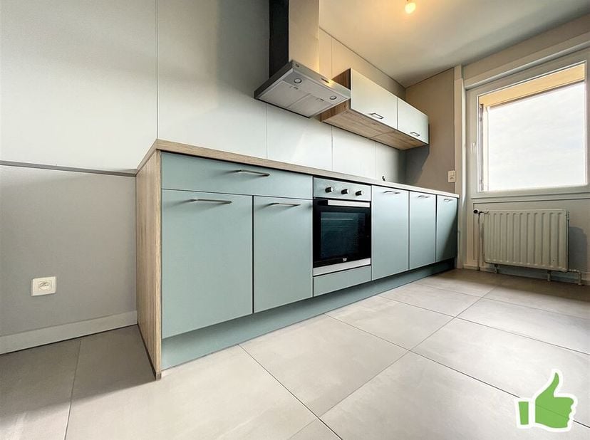 Appartement 2 chambres à Mouscron, en centre ville, rue de Menin, à deux pas des commerces et des moyens de transports. Totalement rénové avec goût et