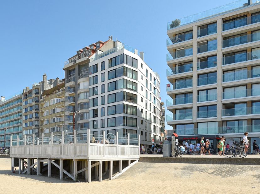 Ce charmant appartement avec vue latérale sur la mer, situé dans la rue Antoine Bréart du prestigieux Zoute, offre une combinaison idéale de tranquill