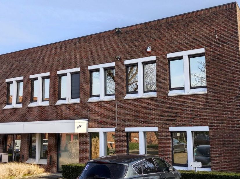 Superficie de bureaux de 576 m² et 24 places de parking privées à louer à 400 m de Leuvensesteenweg et à 1,2 km de la sortie Kraainem de l&#039;autoroute E
