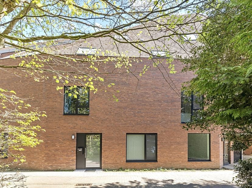 Modern architecturaal appartement met 3 SLK en LEUK TERRAS. DIRECT INSTAPKLAAR. 6% BTW mogelijk! INDELING: inkomhal met toilet, gezellige grote lichtr