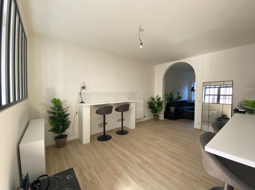En louant une chambre, profitez des avantages d&#039;une maison entièrement rénovée, meublée et décorée !&lt;br /&gt;
La maison se compose d&#039;un hall d&#039;entrée ave