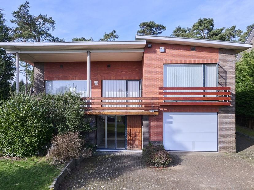 Te koop: Splitlevelwoning op ruim perceel van 10 areOntdek het potentieel van deze karaktervolle splitlevelwoning, rustig gelegen maar toch dichtbij a
