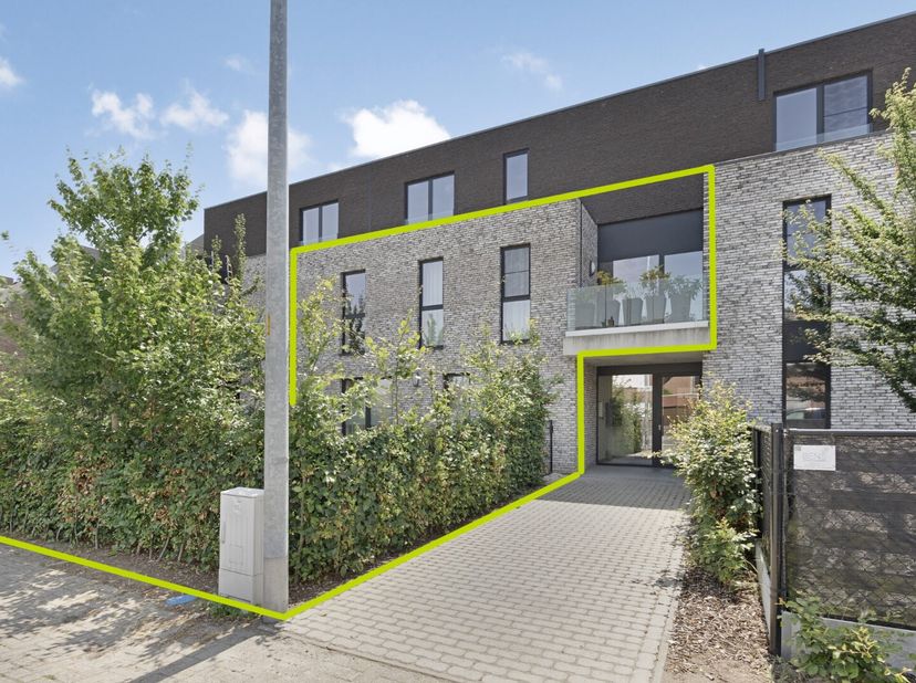 Dit appartementsgebouw is centraal gelegen op wandel-/fietsafstand van het centrum van Geel en heeft via de Ring een vlotte verbinding naar Mol, Meerh