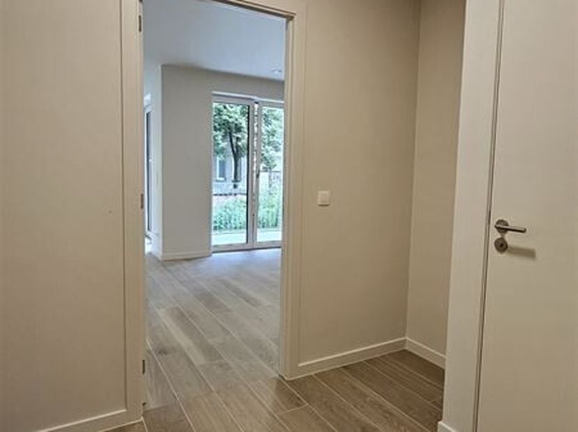 Ontdek deze moderne en ruime appartement in het hart van Brussel, ideaal voor wie op zoek is naar comfort en stijl. Met een bewoonbare oppervlakte van