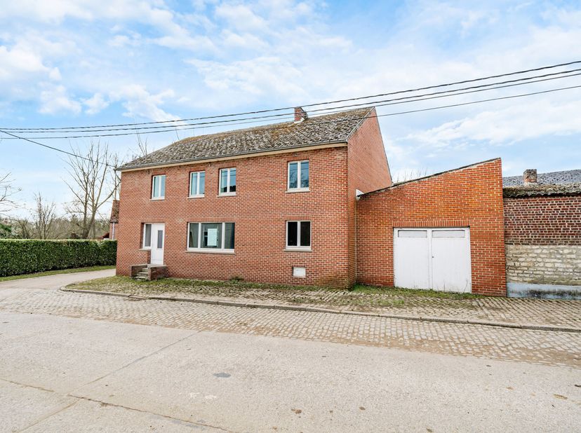 Easy Home is verheugd om dit te renoveren huis te presenteren. Het huis zit barstensvol potentieel.  Gebouwd in 1928 op een perceel van 3 are 59, bied