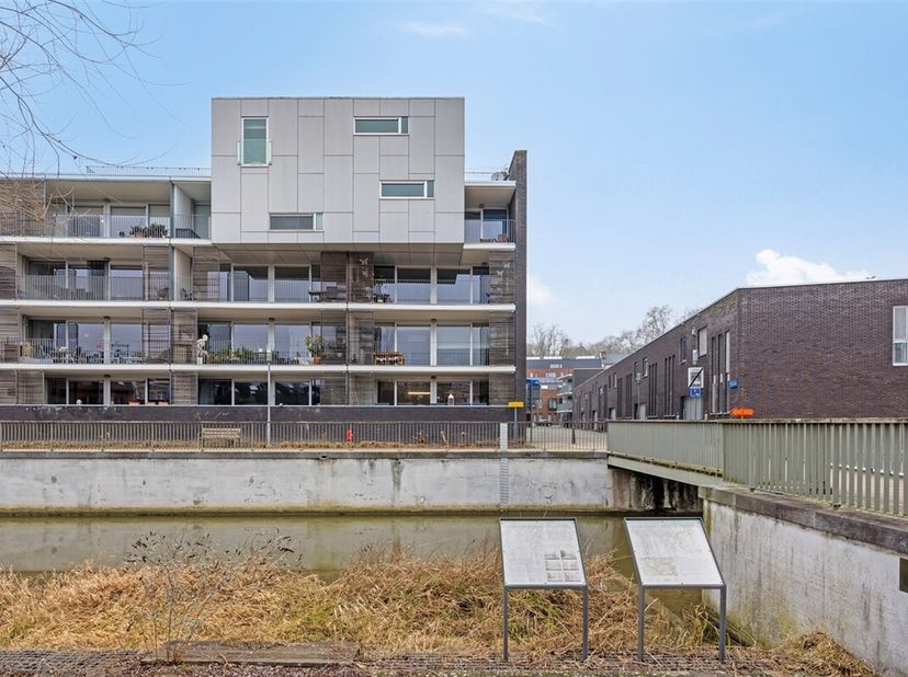 Dit prachtig gelegen duplex-appartement met 4 slaapkamers en een ruime bewoonbare oppervlakte van 180 m² bevindt zich op de 3de en 4de verdieping van