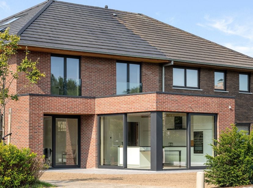 Kwalitatieve moderne afgewerkte ruime nieuwbouwwoning met 3 SLK! Topgelegen: in een rustige, doodlopende straat doch dichtbij winkels, scholen, openba