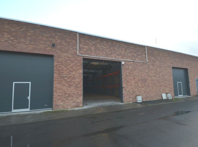 Volledig uitgeruste en operationele bedrijfsunit gelegen op het industriepark van Maldegem, totaal 300 m2.&lt;br /&gt;
&lt;br /&gt;
Voorzien van de benodigde basi