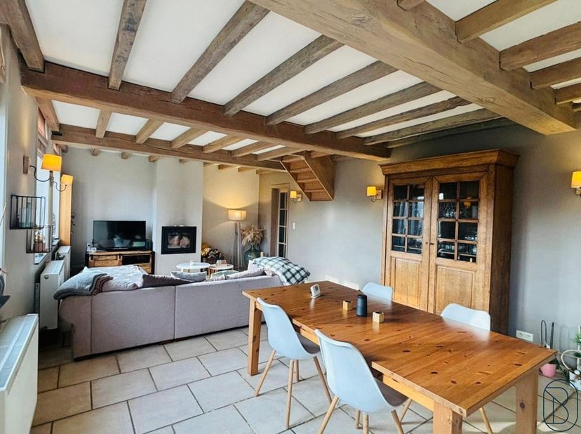 Charmante maison 4 façades située au calme au coeur du pays des collines. Erigée sur un terrain de près de 14ares cloturé disposant d&#039;une magnifique p