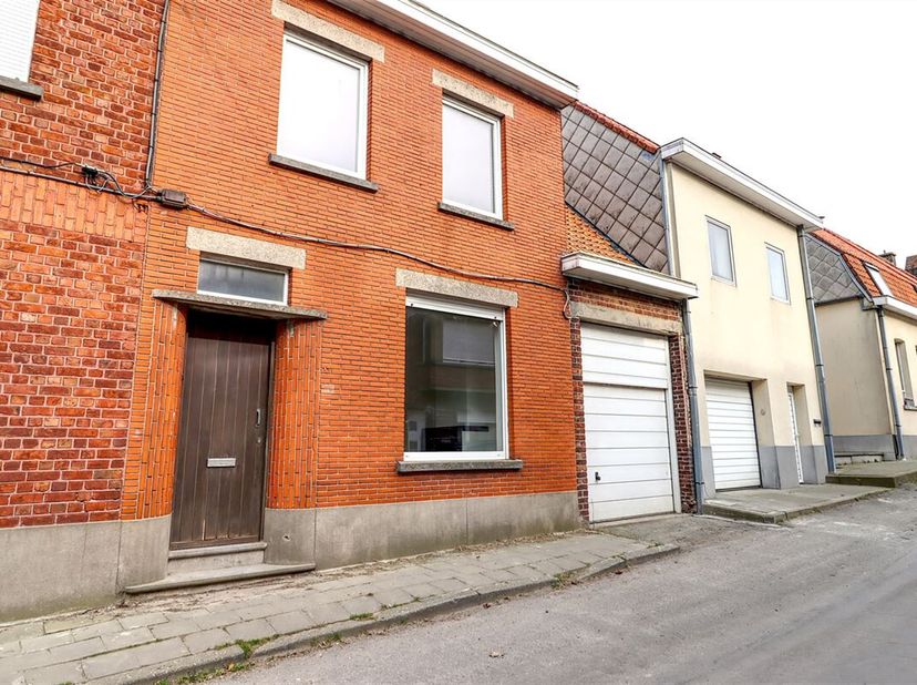BIJNA INSTAPKLAAR, DEZE GEZINSWONING PAKT UIT MET CHARME ELEMENTEN EN KIJKT UIT NAAR HANDIGE AFWERKERS.&lt;br /&gt;
Deze woning werd reeds grotendeels onder