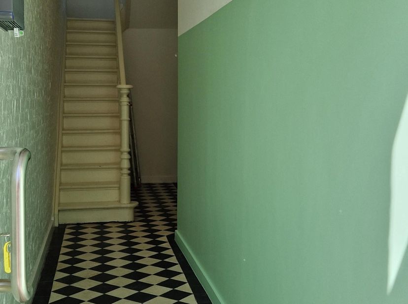 Karaktervolle, gerenoveerde HERENWONING in een rustige eenrichtingsstraat aan de rand van het centrum, parallel gelegen met de ring van Leuven, met mo