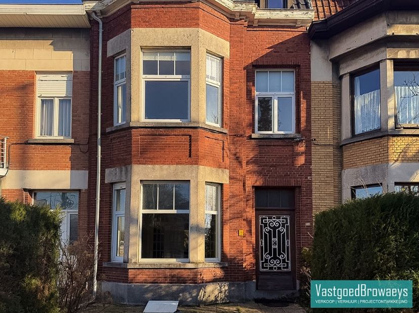 Deze gerenoveerde woning, ligt op een steenworp van Gent. U heeft een goede verbinding met zowel het openbaar vervoer als een goede bereikbaarheid doo