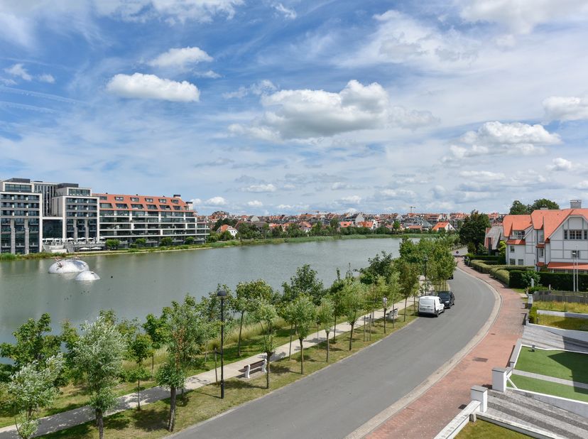 Volledig gerenoveerd appartement gelegen in een charmante villa residentie, op enkele stappen van het centrum, zee en het Casino.&lt;br /&gt;
&lt;br /&gt;
Indelin