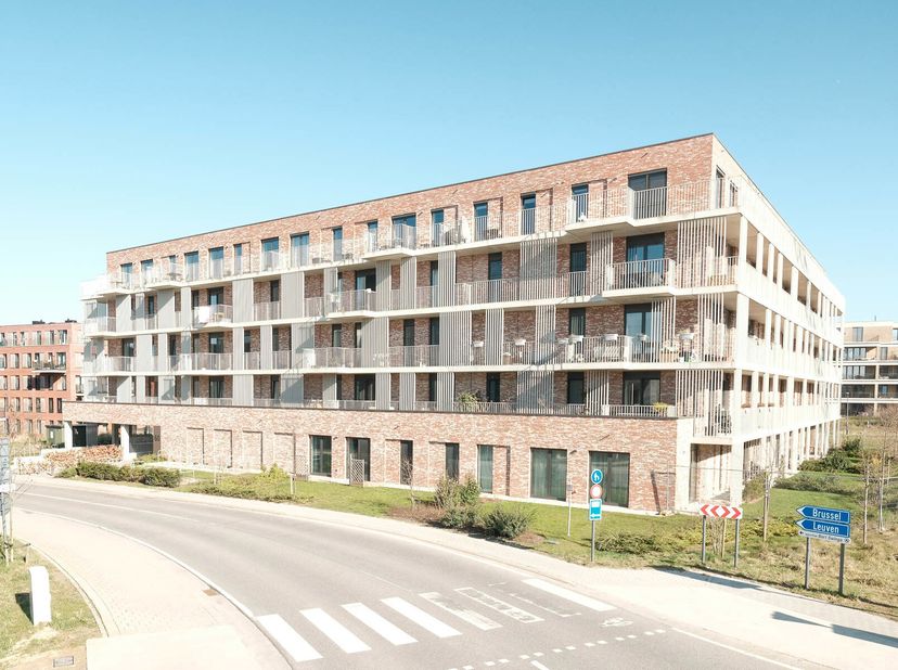 Recent, luxueus afgewerkt nieuwbouw appartement (2021) te koop in Herent met uitstekende ligging en energie-zuinig label (EPC A). Dit appartement comb