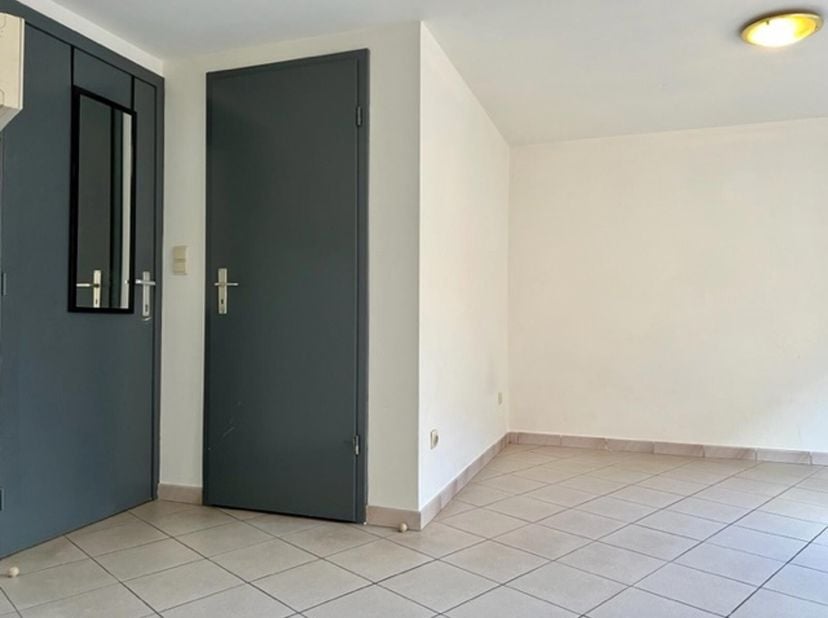 Etudiant uniquement   !!! Rue du Miroir 19/1-1 à Mons. A deux pas de la Grand&#039;Place, studio non meublé situé au 1er étage de l&#039;immeuble et composé de