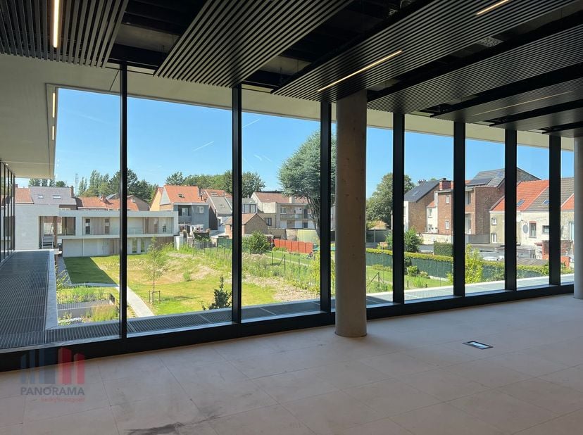 Fenomenaal gelegen nieuwbouw kantoren/polyvalente ruimtes van 302 m² met 114 m² terras te huur OP de hoek tussen de A12 en de R0, op slechts 200 m van